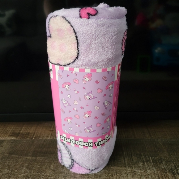 (5) Sanrio Blankets Bundle - Picture 5 of 6